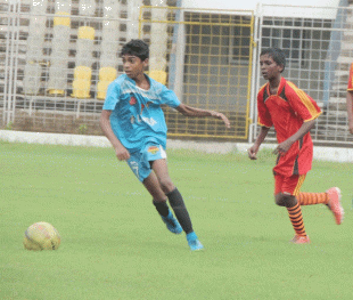 Loyola HS pip St Rita HS, march into semis