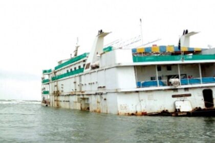 Lucky 7 tilts, water reaches main deck