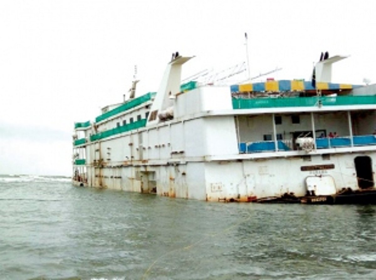 Lucky 7 tilts, water reaches main deck