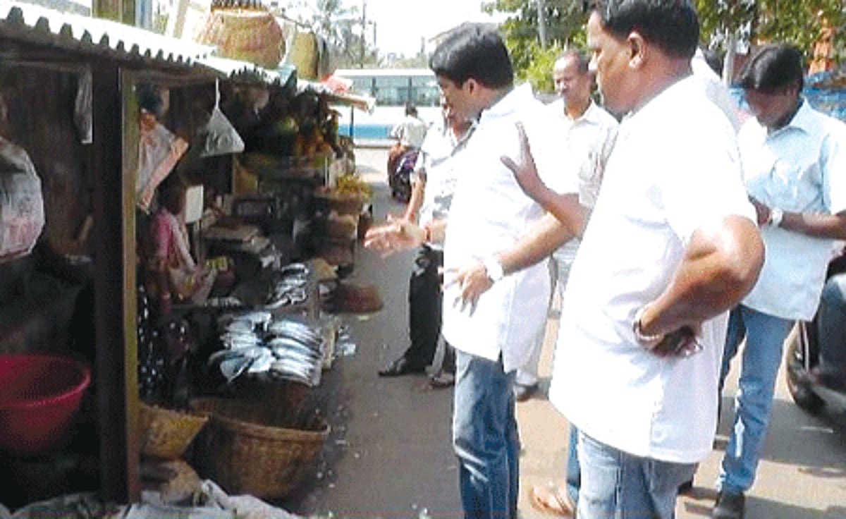 MLA Vijai Sardesai discussing with the fish vendors from Fatorda over their shifting