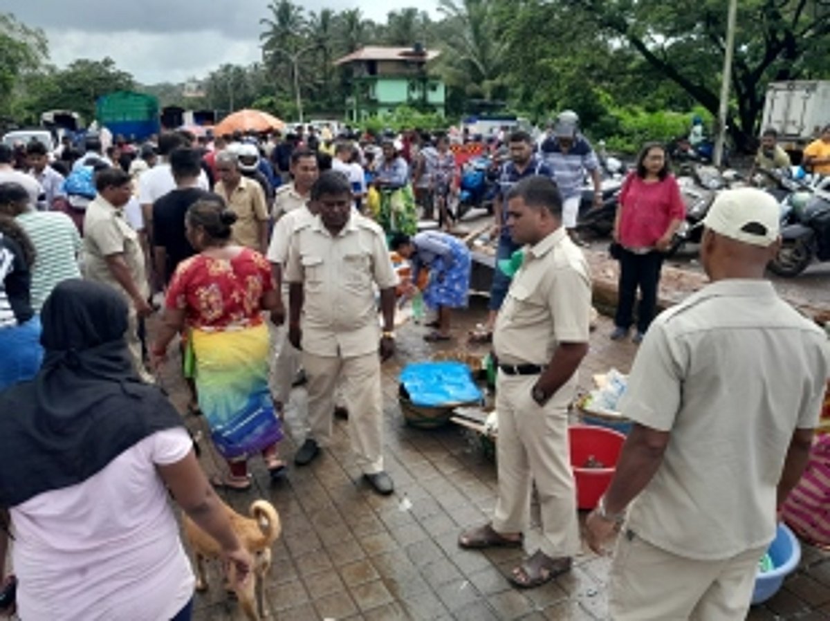 MMC, SGPDA take action against fish vendors selling fish outside Wholesale Fish Market