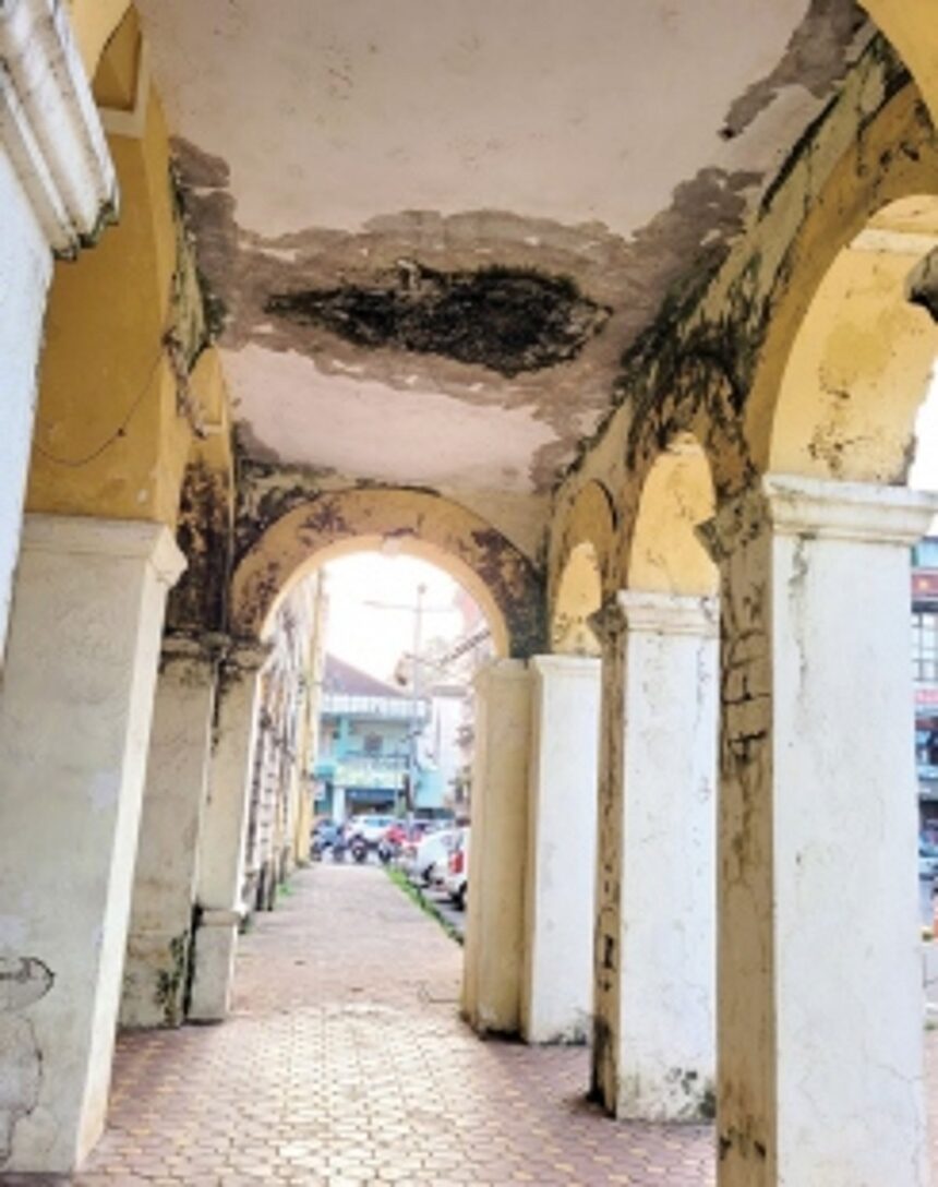 MMC building roof on the verge of collapse 1 MMC building roof on the verge of collapse