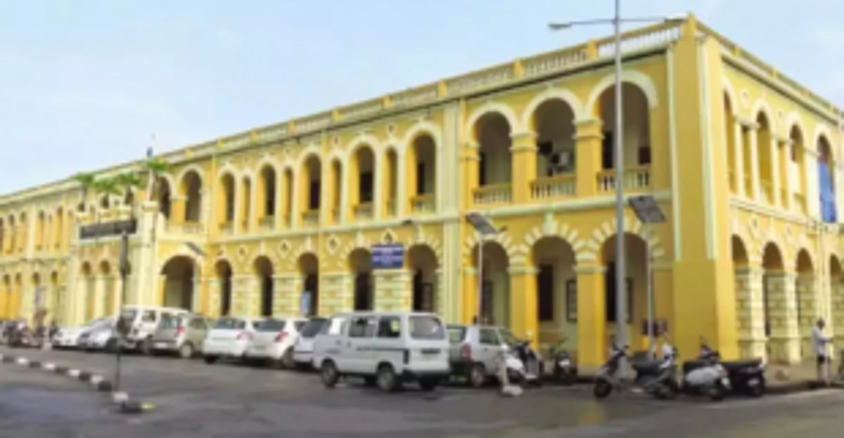 MMC chief   inspects   Gandhi Market