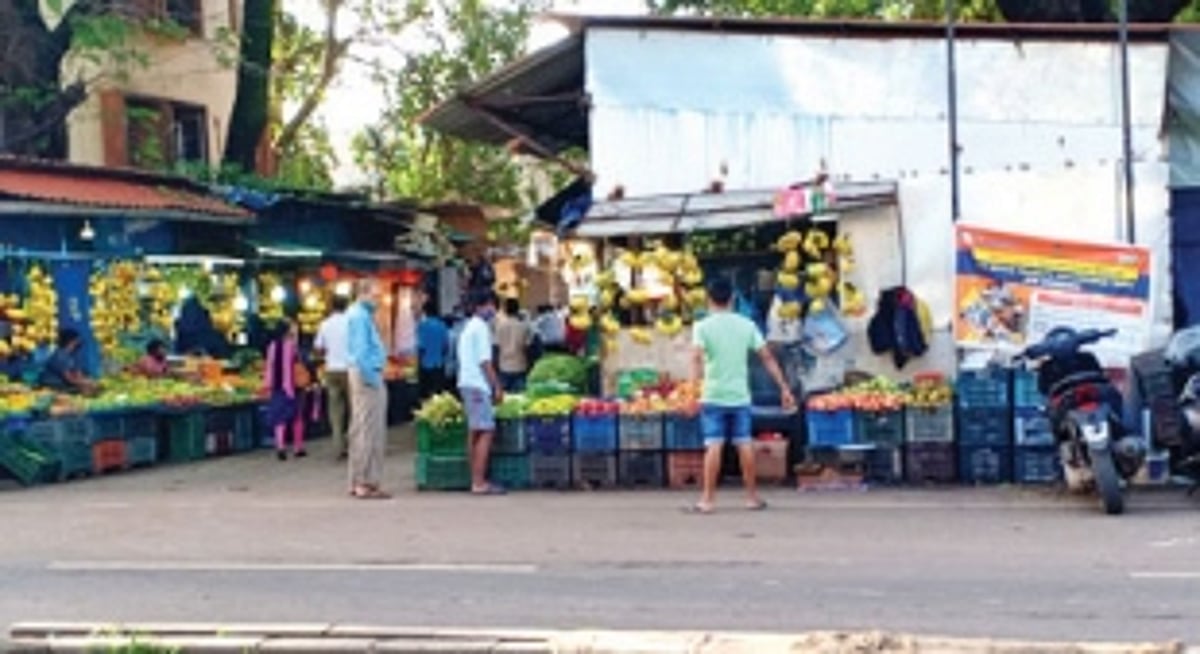 MMC conducts inspection of market to check encroachments