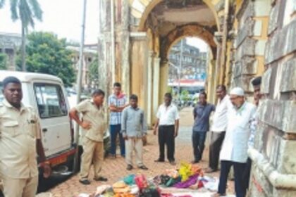 MMC seizes wares, clears Margao’s Sadekar Lane of pavement hawkers