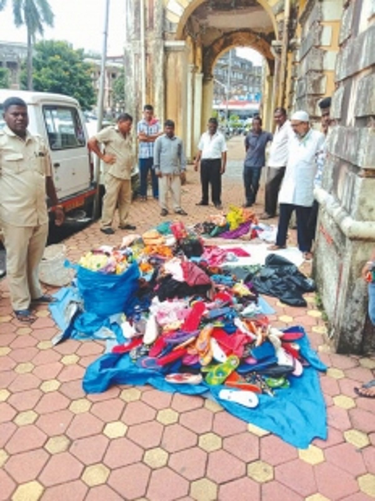 MMC seizes wares, clears Margao’s Sadekar Lane of pavement hawkers