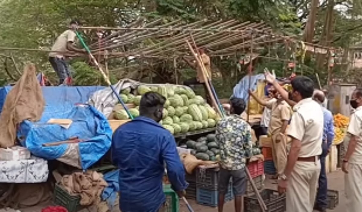 MMC workers clear handcarts from Vasco footpaths