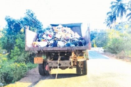 MMC’s open truck regularly littering garbage at Cunchelim