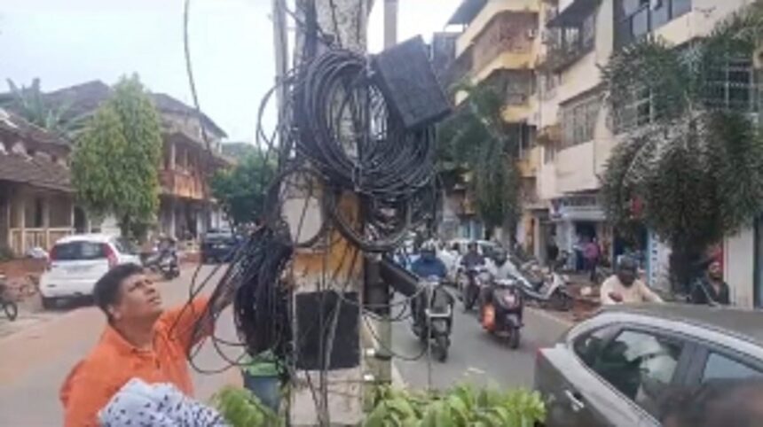 MORMUGAO MUNICIPAL COUNCIL TAKES ACTION TO REMOVE EXCESSIVE INTERNET WIRES 1 MORMUGAO MUNICIPAL COUNCIL TAKES ACTION TO REMOVE EXCESSIVE INTERNET WIRES