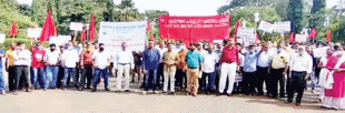 MPT employees hold demonstration against outsourcing