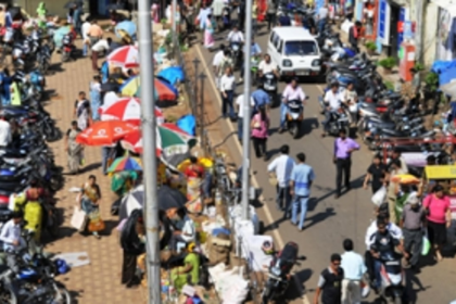 Mad rush for tarpaulin  at Ponda Market
