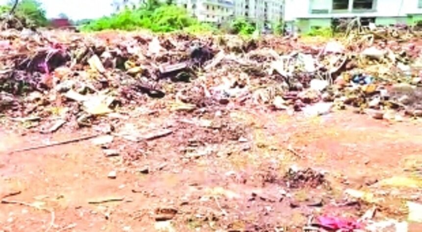 Madel locals furious with dumping of waste behind Margao’s KTC bus stand 1 Madel locals furious with dumping of waste behind Margao’s KTC bus stand