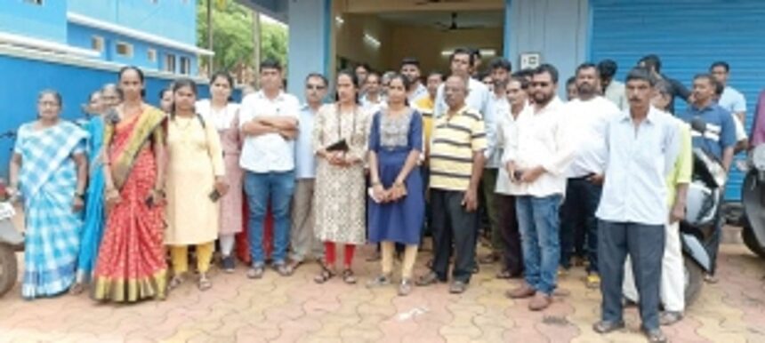 Madkai locals gather at Mardol police station, demand action against molester PE teacher 1 Madkai locals gather at Mardol police station, demand action against molester PE teacher