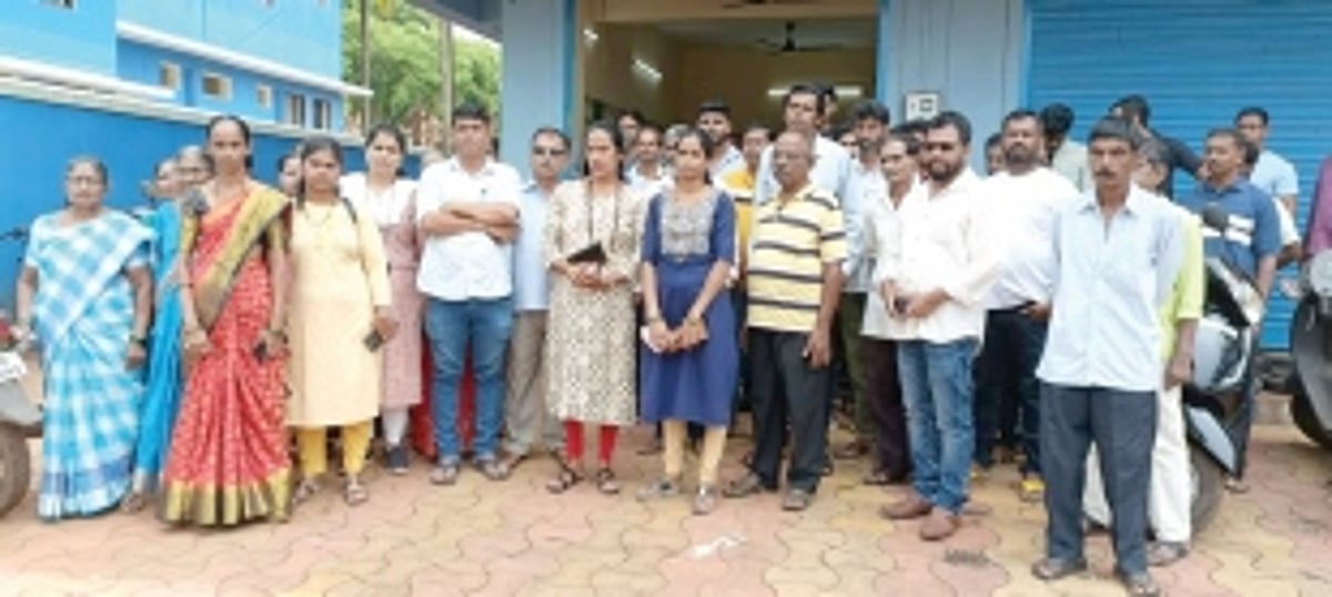 Madkai locals gather at Mardol police station,  demand action against molester PE teacher