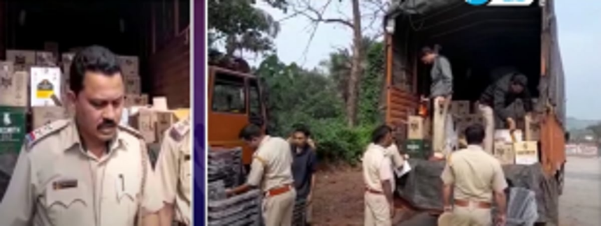 Maha vehicles carrying liquor seized at Patradevi 1 Maha vehicles carrying liquor seized at Patradevi