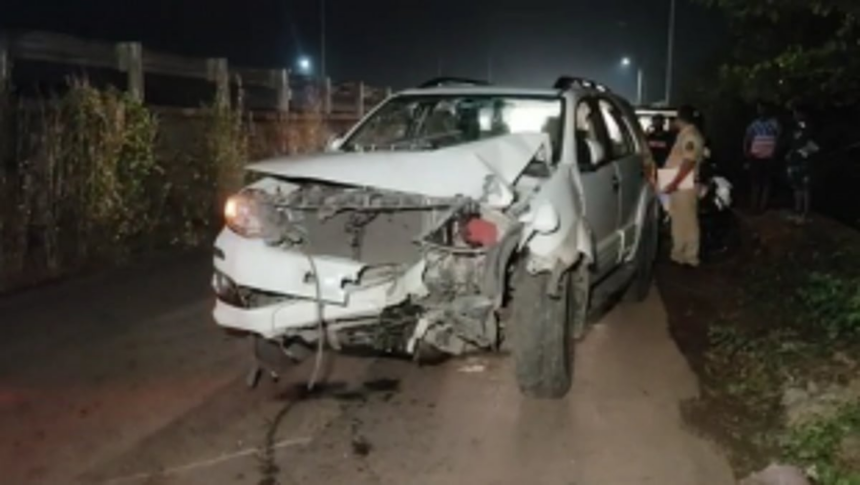 Maharashtra registered SUV rams into a light pole at Mapusa