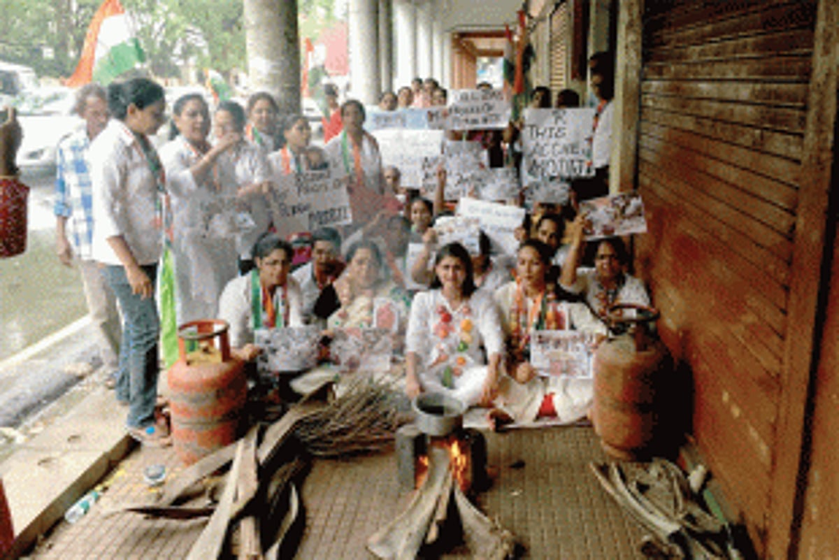 Mahila Cong holds protest over gas cylinder price hike
