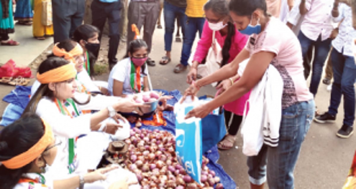 Mahila Cong sells cheap onions at  Ponda, to continue at Valpoi today