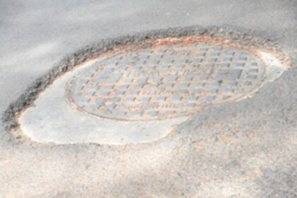 Maintain uniformity in level of manhole covers