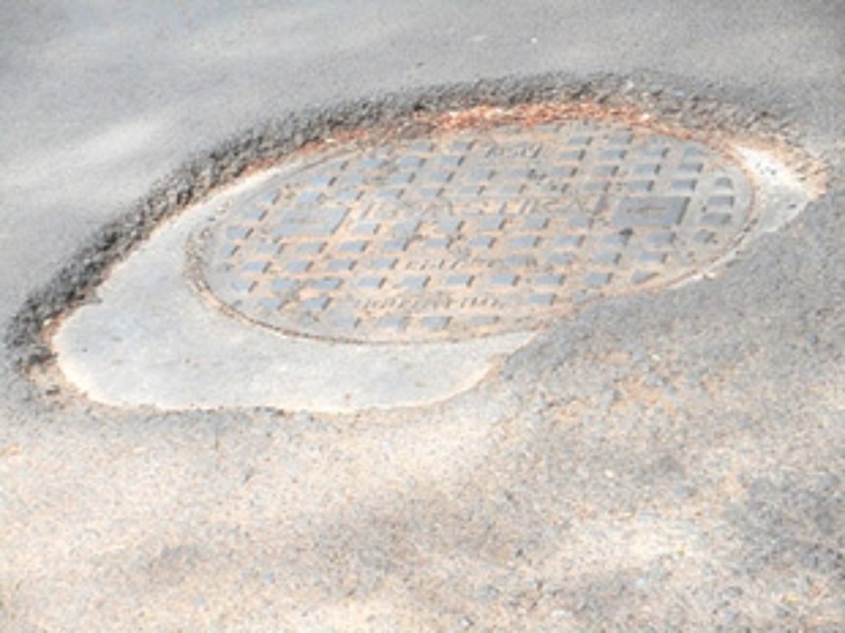 Maintain uniformity in level of manhole covers