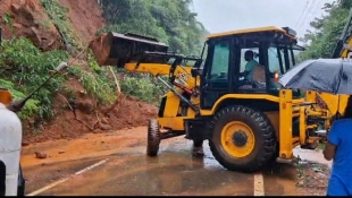 Major landslide at Connem Priol, Ponda - Panjim traffic diverted from internal roads