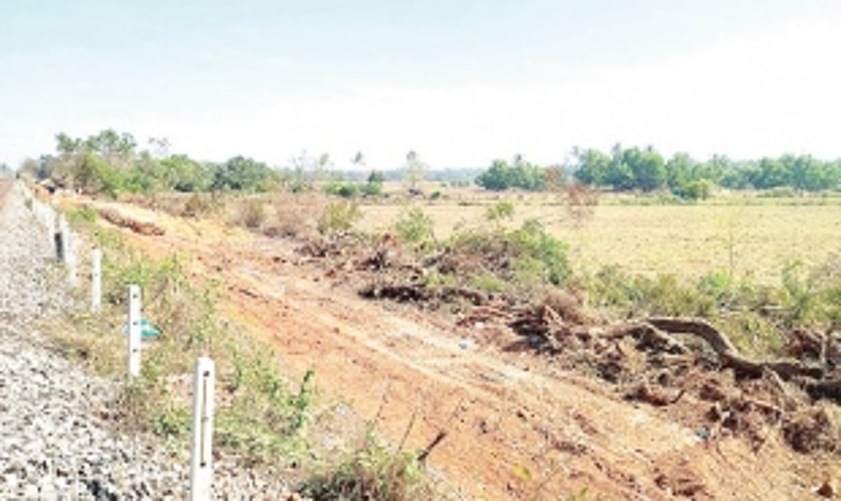 Majorda farmers demand immediate removal of debris dumped near railway tracks and low lying agriculture fields