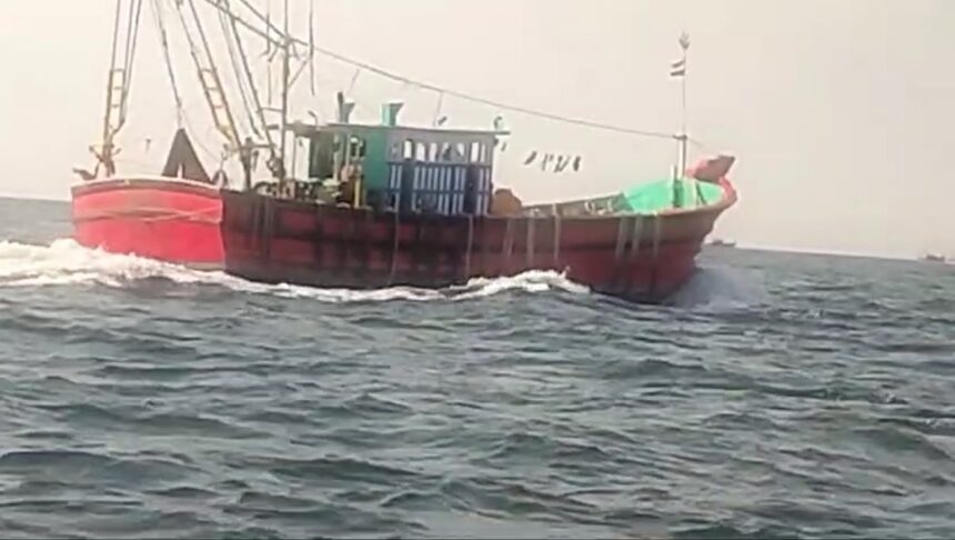 Malpe Trawlers continue to plunder Goan fish resource, 'terrorism' say local fishermen 1 Malpe Trawlers continue to plunder Goan fish resource, 'terrorism' say local fishermen