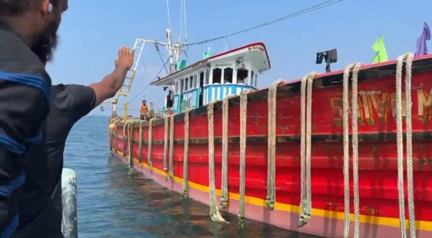 Malpe trawlers do bull trawling at Nerul: 2 trawlers seized by Coastal Police 1 Malpe trawlers do bull trawling at Nerul: 2 trawlers seized by Coastal Police