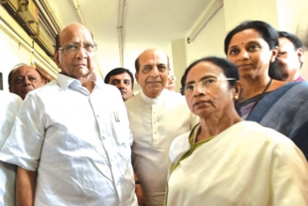 Mamata meets Pawar, Oppn; explores federal front option