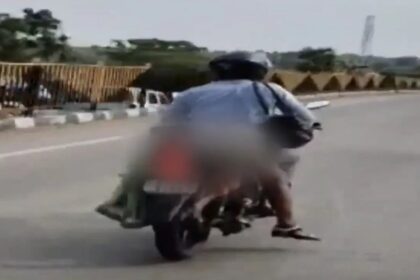 Man carries wife’s body on bike after fatal accident in Nagpur