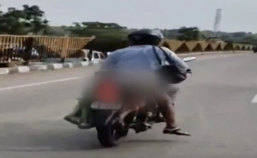 Man carries wife’s body on bike after fatal accident in Nagpur 1 Man carries wife’s body on bike after fatal accident in Nagpur