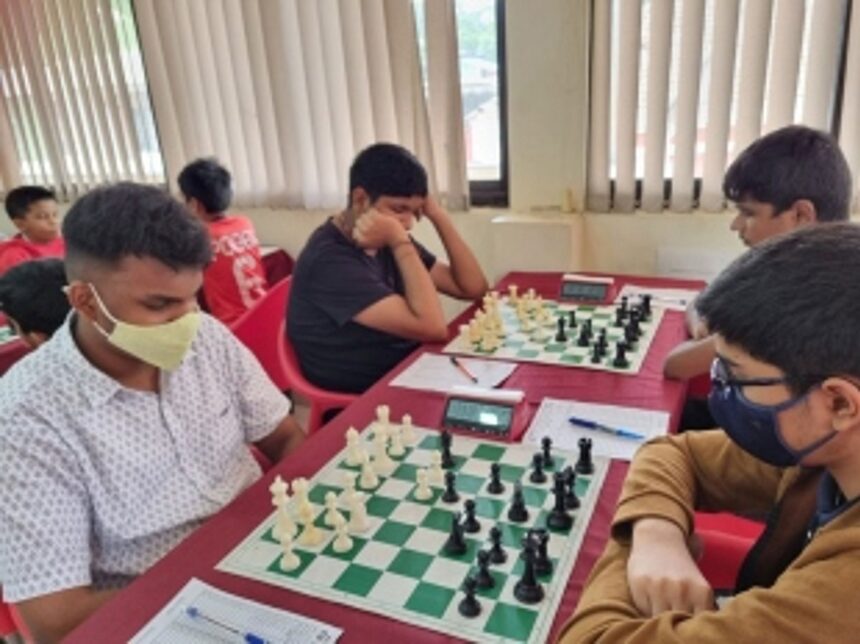 Mandar, Devesh in joint lead