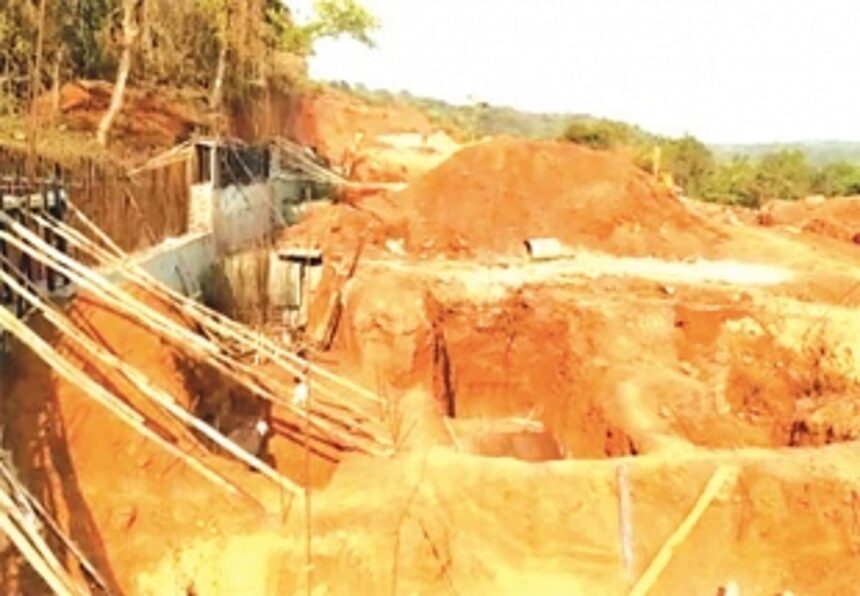 Mandrem p’yat inspects complaints of illegal hill-cutting, tree felling 1 Mandrem p’yat inspects complaints of illegal hill-cutting, tree felling