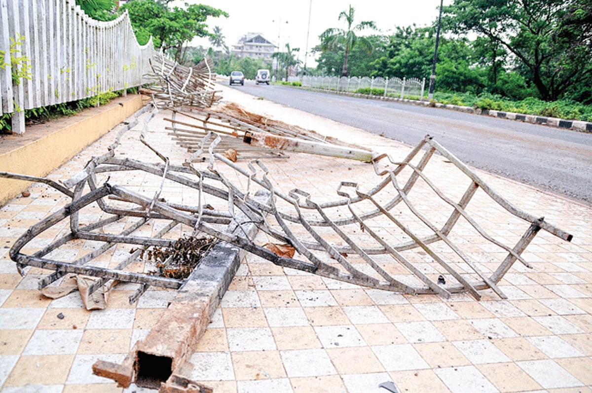 Mangled remains of these railings, which are causing obstruction to pedestrians, are yet to be removed by the authorities concerned along the Miramar-Dona Paula bypass.