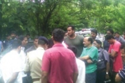 Mangueshi villagers confront  bouncers guarding hill cutting