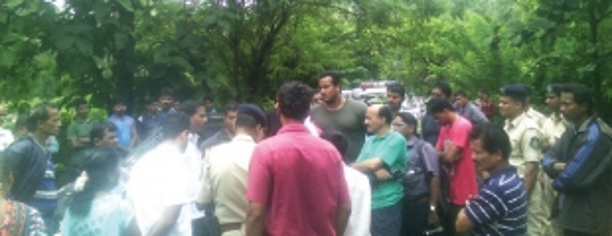 Mangueshi villagers confront  bouncers guarding hill cutting