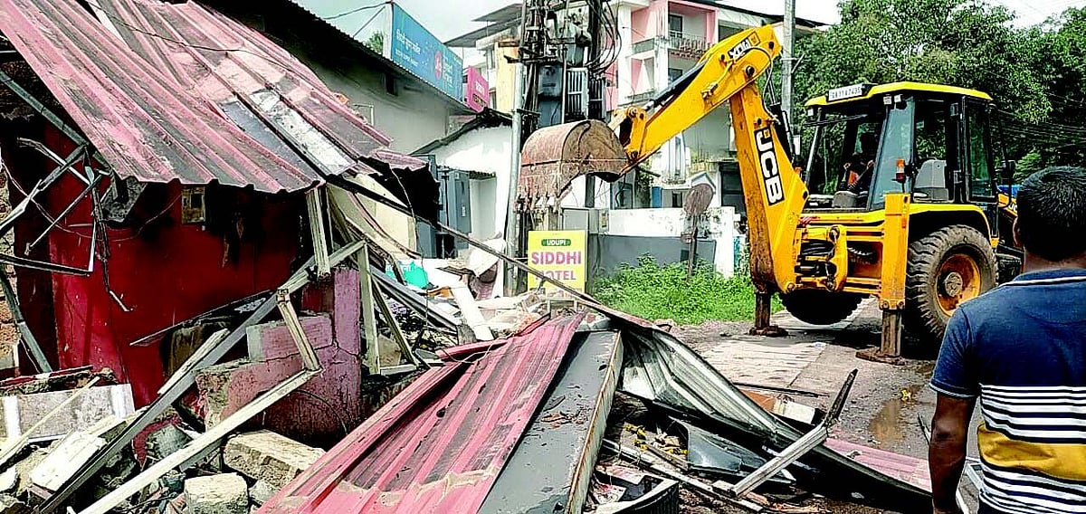 Mapusa Council demolishes 35 illegal structures