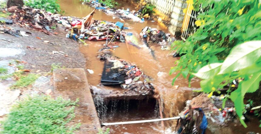 Mapusa Flooded After Heavy Rains: Shops Submerged, Roads Impassable 1 Mapusa Flooded After Heavy Rains: Shops Submerged, Roads Impassable