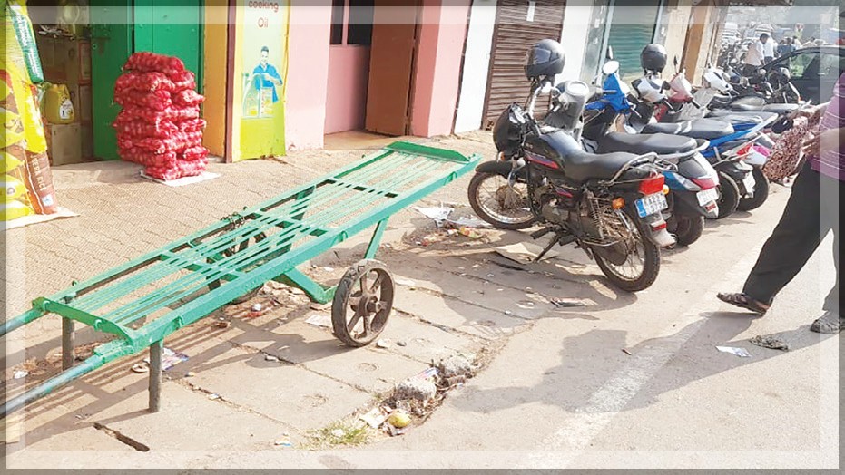 Mapusa Market Chaos: MMC Urged to Remove Shopkeepers' Illegal Barriers