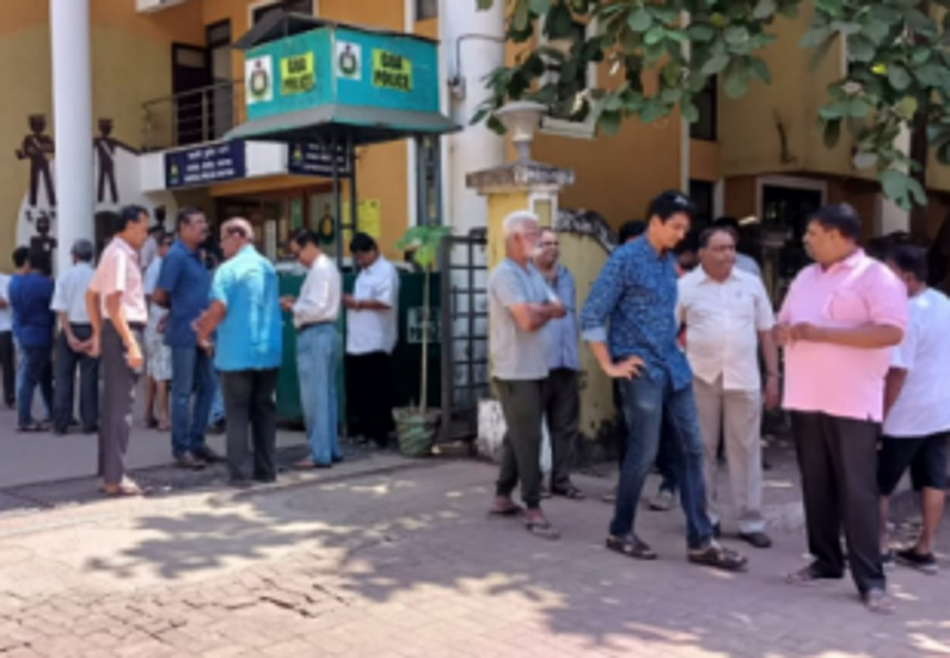 Mapusa Merchants storm police station, demand arrest of RTI activist