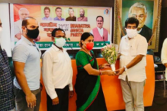 Mapusa councillor   switches sides, joins BJP