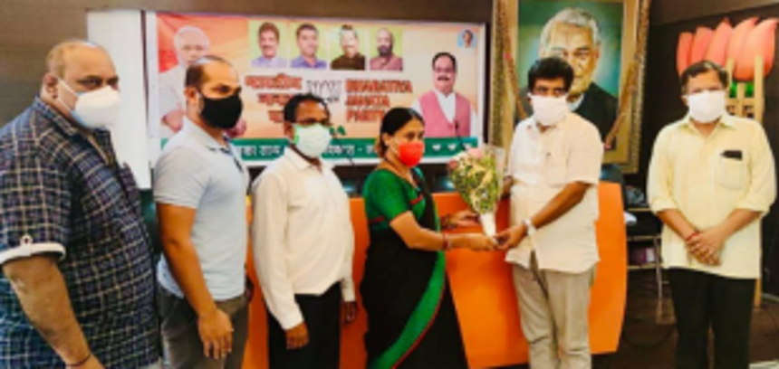 Mapusa councillor   switches sides, joins BJP