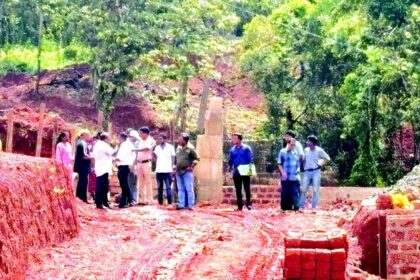 Mapusa flying squad inspects cutting of hill at Salvador do Mundo
