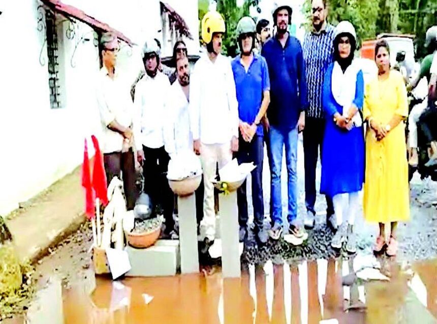 Mapusa locals take to the streets
to protest pothole-riddled roads