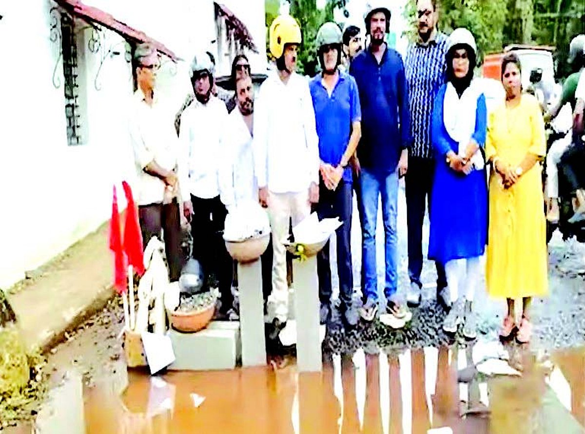 Mapusa locals take to the streets
to protest pothole-riddled roads