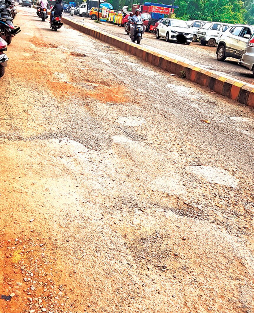 Mapusa market approach road in dilapidated condition, needs repairs 1 Mapusa market approach road in dilapidated condition, needs repairs