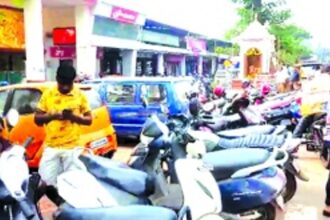 Mapusa market struggles to cope with parking amidst festive shopping rush