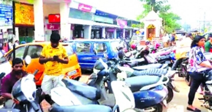 Mapusa market struggles to cope with parking amidst festive shopping rush 1 Mapusa market struggles to cope with parking amidst festive shopping rush