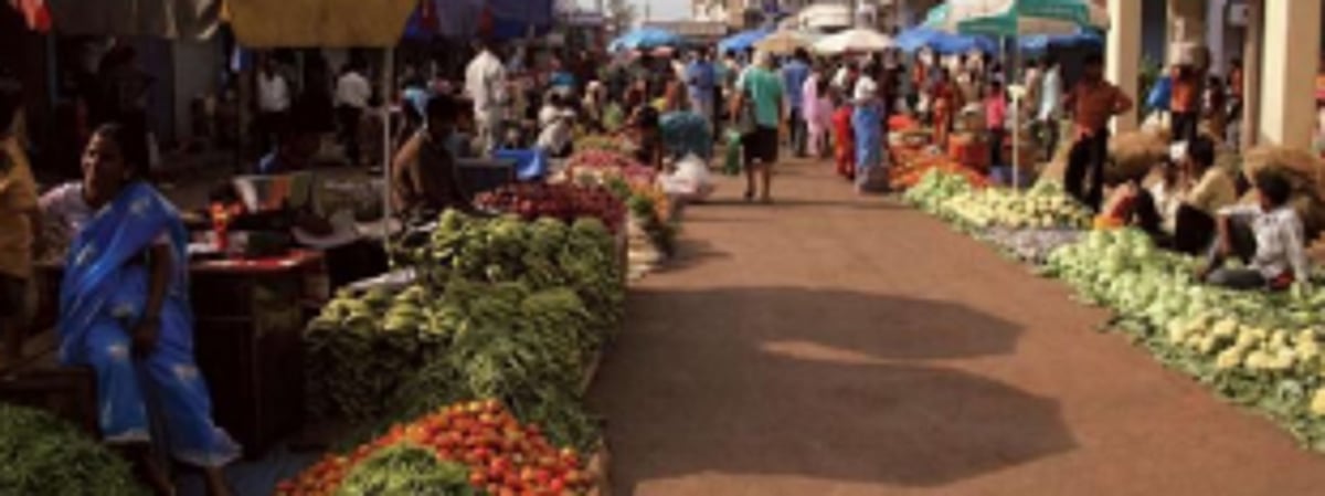 Mapusa market vendors continue doing business on the roadside