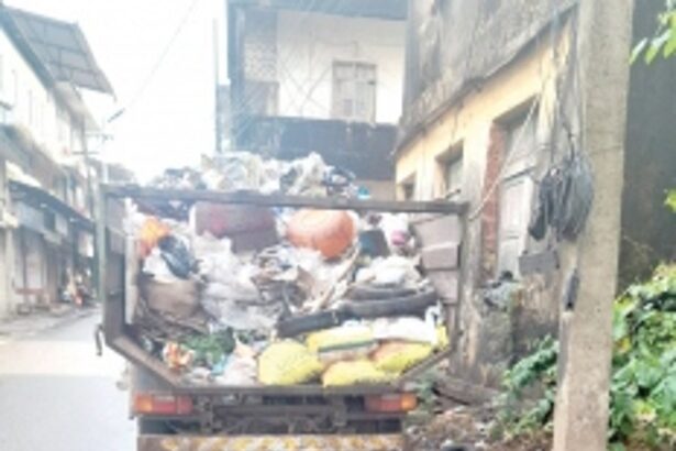 Mapusa municipality garbage truck has no tailgate, number plate